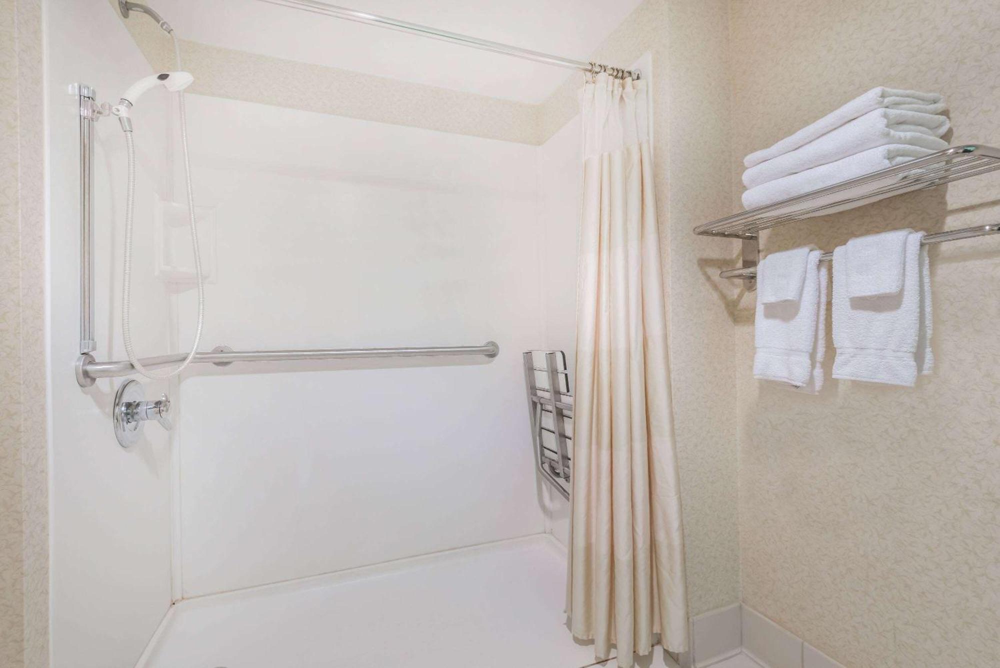 Baymont By Wyndham Greensburg Esterno foto