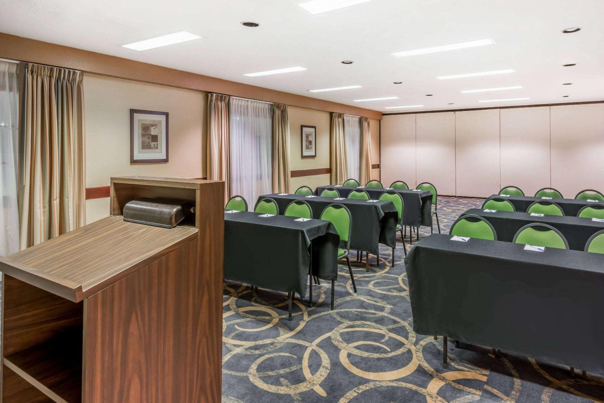 Baymont By Wyndham Greensburg Esterno foto